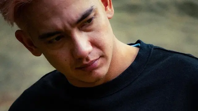 5 Potret Terbaru Adipati Dolken dengan Rambut Warna Pink, Nyentrik