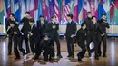Boy group Seventeen menari dan bernyanyi selama pertunjukan di Unesco di Paris, Selasa, 14 November 2023. (AP Photo / Lewis Joly)