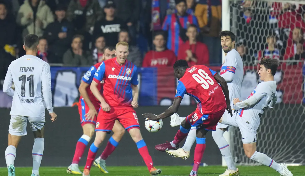 Pemain Viktoria Plzen, Modou N'Diaye (kedua kanan) melakukan tembakan ke gawang Barcelona selama pertandingan lanjutan Grup C Liga Champions di Doosan Arena di Plzen, Republik Ceko, Rabu (2/11/2022). Sementara Plzen berstatus sebagai juru kunci. Mereka selalu kalah dalam enam pertandingan yang dilalui. (AP Photo/Petr David Josek)