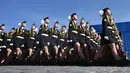 Tentara wanita Rusia saat latihan parade militer di Lapangan Merah di Moskow pada 7 mei 2015. Di tengah kepungan pasukan negara Pakta Pertahanan Atlantik Utara (NATO) di wilayah perbatasan tidak membuat Rusia gentar. (AFP Photo / Kirill Kudryavtsev)