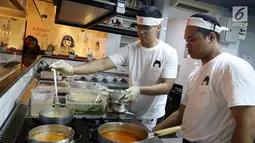 Chef membuat masakan ramen khas Jepang di rumah makan Yoisho Ramen, Jakarta Selatan. Masakan khas Jepang ini mengembangkan resep kuno dengan bahan lokal yang halal untuk dimakan. (Liputan6.com/Fery Pradolo)