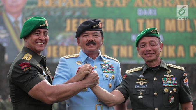 (Dari kiri) Pejabat baru KSAD Jenderal Andika Perkasa dan Panglima TNI Marsekal Hadi Tjahjanto bersama pejabat lama KSAD Jenderal Mulyono bersalam komando seusai serah terima jabatan di Mabes TNI AD, Jakarta, Kamis (29/11). (Liputan6.com/Faizal Fanani)