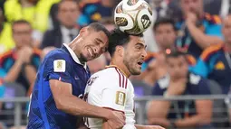 Pemain Prancis Maxence Lacroix berebut bola sundulan dengan pemain Spanyol Mikel Merino selama pertandingan semifinal Piala Dunia antara Prancis dan Spanyol di Arlington, Texas, dekat Dallas, Selasa, 14 Juli 2026. (AP Photo/Eric Gay)