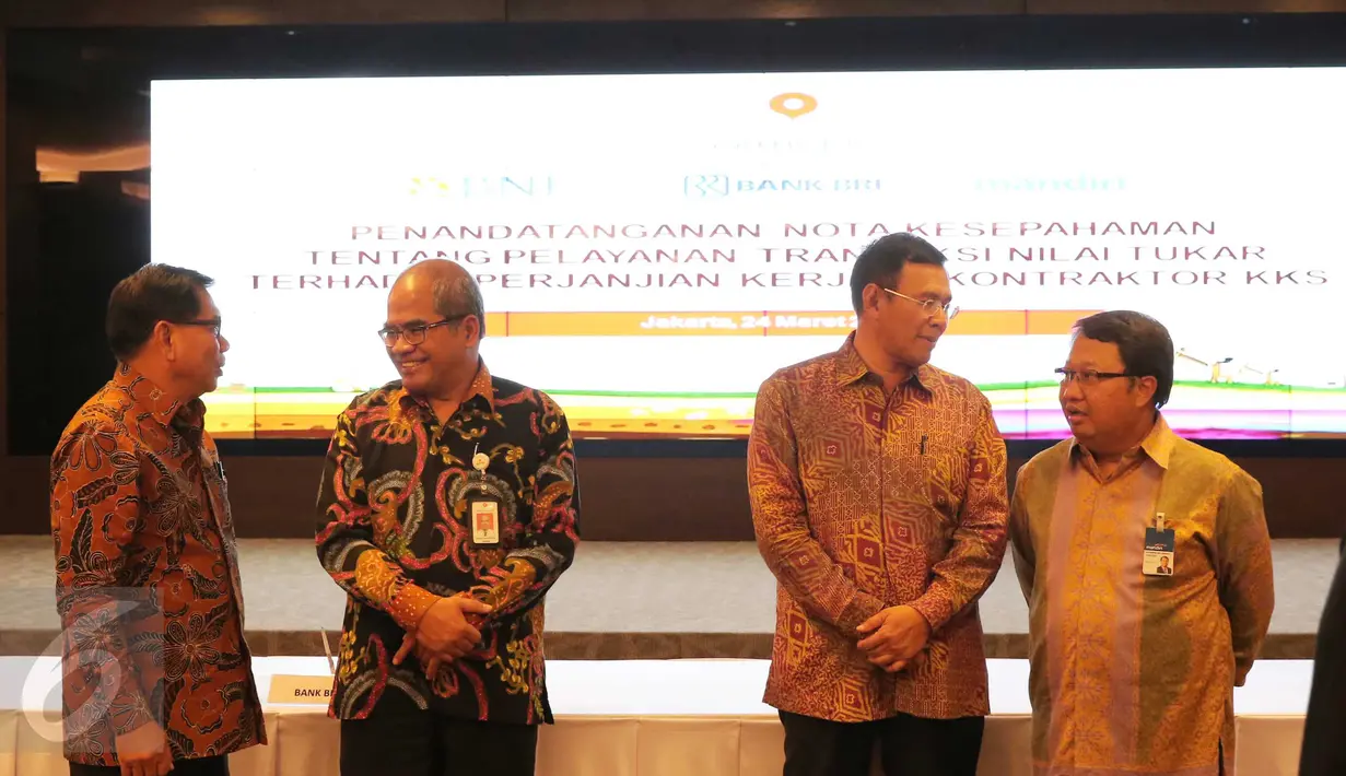 Dirut BRI Asmawi Syam, Kepala SKK Migas Amien Sunaryadi, Dirut BNI Ahmad Baequni, Wadirut Bank Mandiri Sulaiman A Arianto (ki-ka), Jakarta, (24/3). Kerjasama layanan transaksi nilai tukar terhadap kontraktor migas dan vendor. (Liputan6.com/Angga Yuniar)