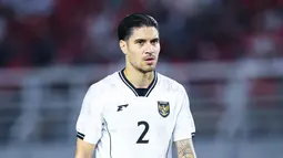 Kevin Diks mendapatkan peran baru dari Patrick Kluivert untuk menemani Jay Idzes di jantung pertahanan Timnas Indonesia. Bek asal klub Borussia Monchengladbach itu pun bisa menjalankannya dengan baik. (Bola.com/Abdul Aziz)