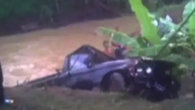 [VIDEO] Evakuasi Mobil Jatuh ke Sungai Diwarnai Tangis Kelurganya