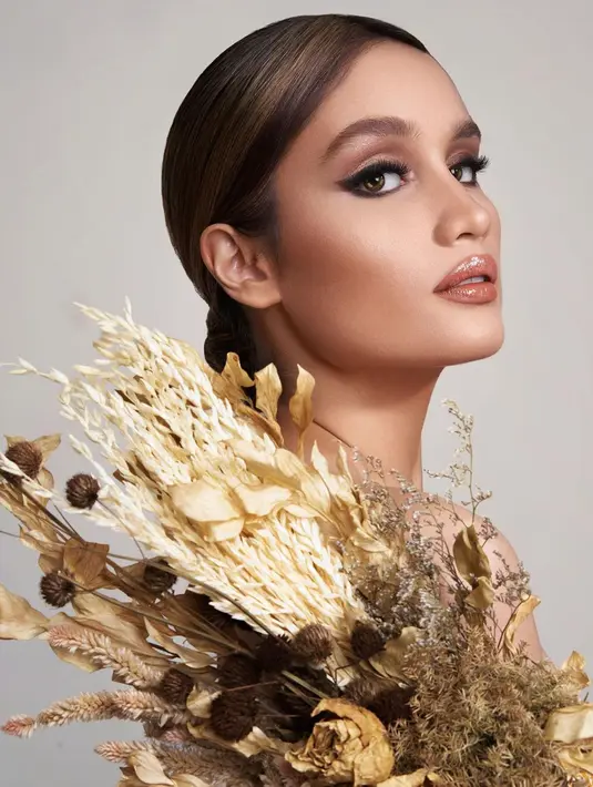 Bagi Cinta Laura sendiri, definisi cantik tak melulu soal penampilan luar. Menurutnya, perempuan cantik pun bisa dinilai dari pembawaan diri dan kecerdasan yang dimiliki.  (Instagram/Claurakiehl)