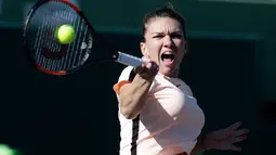 Petenis unggulan pertama, Simona Halep mengembalikan bola ke arah petenis Prancis, Oceane Dodin pada babak kedua Miami Terbuka di Crandon Park, Kamis (22/3). Simona Halep berjuang keras menyingkirkan Océane Dodin dengan 3-6, 6-3, 7-5. (AP/Lynne Sladky)