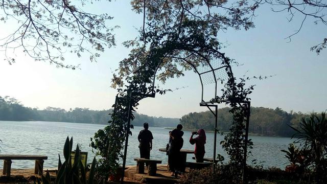 Menyusuri Pagi Di Tengah Bendungan Karangkates Malang Regional Liputan6 Com