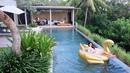 Titi Kamal bersantai di kolam renang dengan pelampung berbentuk bebek. Foto ini diambil saat Titi dan keluarga kecilnya mengisi liburan di Bali. (instagram.com/titi_kamall)