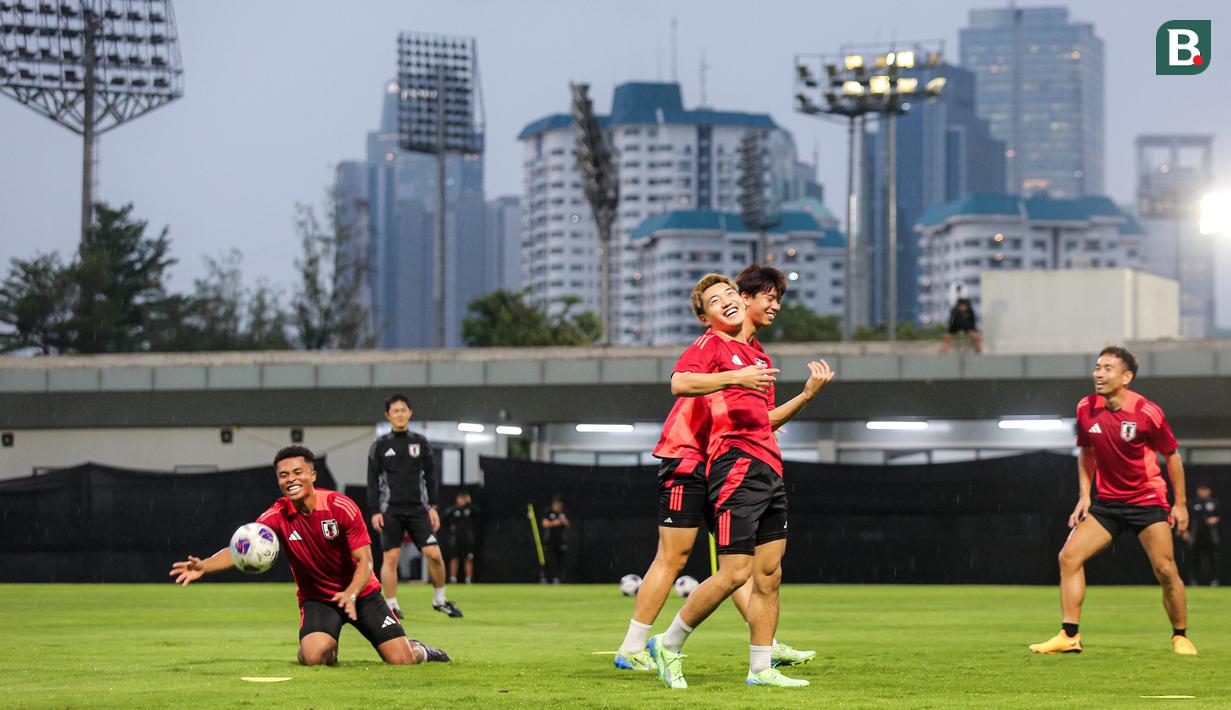<p>Sejumlah pemain Jepang tertawa saat melakukan rondo ketika latihan perdana menjelang laga putaran ketiga Kualifikasi Piala Dunia 2024 melawan Timnas Indonesia yang berlangsung di Lapangan A, kompleks SUGK, Senayan, Jakarta, Senin (11/11/2024). (Bola.com/Bagaskara Lazuardi)</p>
