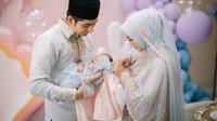 Gelar akikah dan syukuran anak pertama, penampilan Ria Ricis dalam balutan gaun pastel mencuri perhatian. (Instagram/riaricis1795/imagenicfamily).