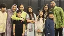 <p>Raffi Ahmad dan Nagita Slavina nampak merayakan Idul Adha di rumah barunya. Rieta Amilia ibu Nagita dan Mertua Raffi pun hadir mengenakan gamis warna ungu serasi dengan kerudungnya. @nissyaa</p>