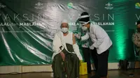 PWNU Jatim menggelar vaksinasi untuk kiai dan tokoh NU. (Dian Kurniawan/Liputan6.com)