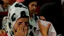 Asyifa Ramadhani dan seorang kerabat menangis saat mendengarkan tuntutan Jaksa yang menuntut penjara seumur, Pengadilan Negeri, Jakpus, Selasa (4/11/2014).(Liputan6.com/Faisal R Syam)