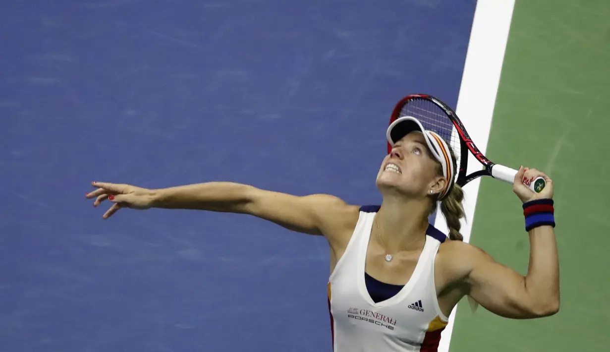 Petenis Jerman, Angelique Kerber, saat bertanding melawan petenis Jepang, Naomi Osaka, pada laga turnamen AS Terbuka 2017 di New York, Selasa (29/8/2017). Angelique Kerber kalah 3-6 dan 1-6 dari Naomi Osaka. (AP/Frank Franklin II)