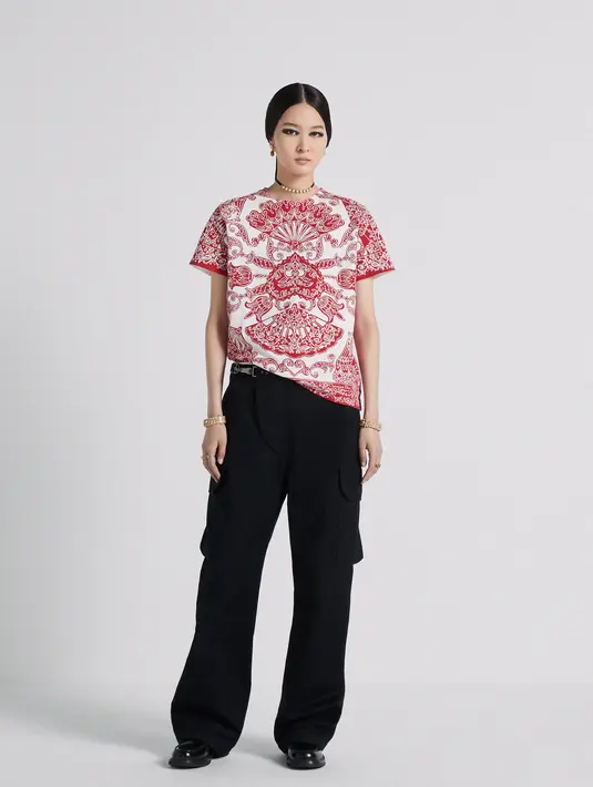 Maria Grazia Chiuri memberi penghormatan pada budaya Andalusia lewat motifnya. [dior]