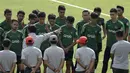 Para pemain Timnas Indonesia U-22 mendengarkan instruksi dari Indra Sjafri saat latihan di Stadion Madya, Jakarta, Kamis (17/1). Latihan ini merupakan persiapan jelang Piala AFF U-22. (Bola.com/Yoppy Renato)