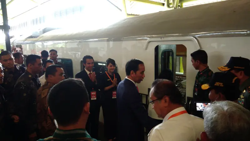 Presiden Joko Widodo atau Jokowi pakai kereta ke Sukabumi 