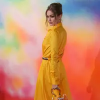 Model Gigi Hadid berpose di karpet merah gala Business of Fashion 500 (BOF 500) selama New York Fashion Week di Brooklyn City, 9 September 2018. Dengan handle bernuansa emas, tas kaca Gigi Hadid terlihat mewah. (Brent N. Clarke/Invision/AP)