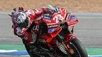 Aksi Enea Bastianini berbelok pada sebuah tikungan di Sirkuit Buriram, Thailand, dalam MotoGP 2024 seri Thailand, Minggu (26/10/2024) siang WIB. (Lillian SUWANRUMPHA / AFP)