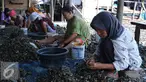 Aktifitas pekerja mengupas kulit kerang di pemukiman nelayan, Jakarta, Rabu (19/8). Kebanyakan buruh pengupas kulit kerang ini adalah pekerja serabutan dengan penghasilan 30 ribu perhari. (Liputan6.com/Angga Yuniar)