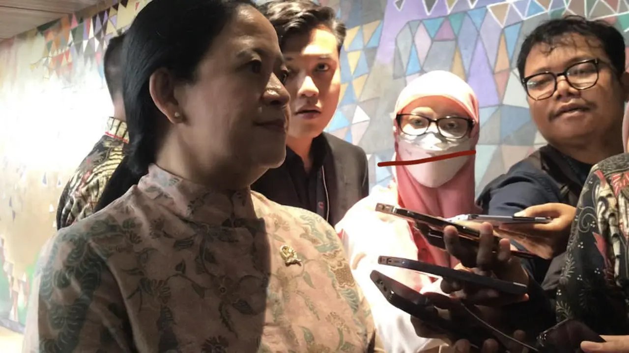 Ketua Dewan Perwakilan Rakyat (DPR) Puan Maharani saat diwawancara sejumlah wartawan di Kompleks DPR/MPR, Senayan, Jakarta. (Liputan6.com/Nayla Shabrina)