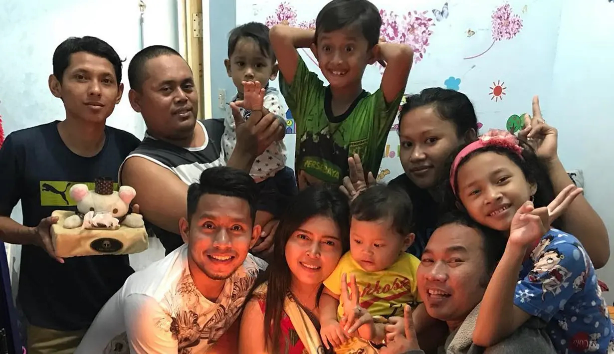 Andik Vermansah juga termasuk dekat dengan sanak keluarga. Apalagi saat memberikan surprise ulang tahun untuk kakaknya yang bernama Indrie Ekaputri. Tak hanya Andik, para kerabat lainnya pun turut hadir memeriahkan surprise untuk kakak perempuan Andik Vermansah. (Liputan6.com/IG/@andikvermansah)