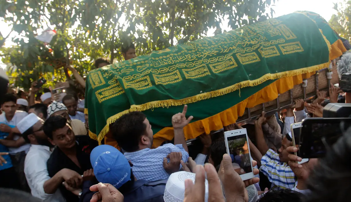 Umat Muslim membawa peti jenazah Ko Ni untuk dimakamkan di Yangon, Myanmar (30/1). Ko Ni tewas ditembak di halaman parkir di bandara internasional Yangon, Myanmar, pada 29 Januari 2017 kemarin. (AP Photo / Thein Zaw)