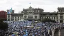 Ribuan warga berunjuk rasa menuntut mundur Presiden Otto Perez di depan Istana Nasional Guatemala City, Kamis (27/8/2015). Aksi ini dilakukan setelah Presiden Perez menolak mundur usai dituding terlibat skandal korupsi bea cukai. (REUTERS/Jose Cabezas)