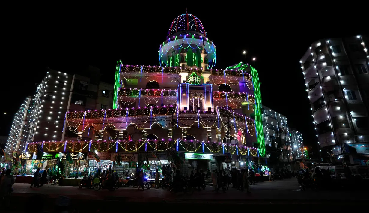 Sebuah masjid dihiasi dengan lampu-lampu untuk menyambut Maulid Nabi Muhammad SAW di Karachi, Pakistan, Jumat, 13 September 2024. (AP Photo/Fareed Khan)