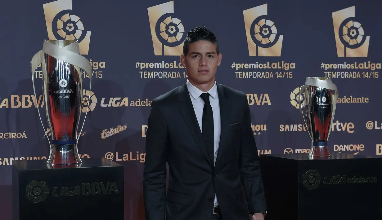 Pemain Real Madrid, James Rodriguez berfoto sebelum acara penghargaan LFP (Spanish Professional League) 2014-2015 di Barcelona, Selasa (1/12/2015) dini hari WIB. James meraih penghargaan Best Midfielder.  (AFP Photo/ Lluis Gene)