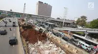 Kondisi pengerjaan proyek LRT Jabodetabek di kawasan Cawang, Jakarta Timur, Selasa (22/8). Aturan ganjil genap di kawasan Cawang tidak akan diterapkan permanen. (Liputan6.com/Immanuel Antonius)