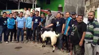 Komunitas suporter Manchester City di Solo, Etihad Bluemoon Army Indonesia (EBAI), merayakan Hari Raya Iduladha 2017. (Bola.com/Ronald Seger)