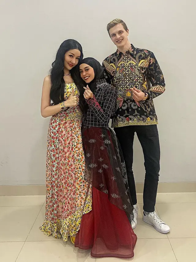 6 Potret Alan Tunangan Lucinta Luna Saat Pakai Batik, Bule Asal Ukraina