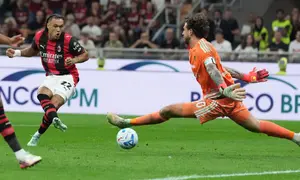 Diego Moreira dari AC Milan mencetak gol ketiganya pada pertandingan Serie A antara AC Milan dan Lecce, di Milan, Italia, Senin (21-9-2026) dini hari WIB. (AP Photo/Antonio Calanni)