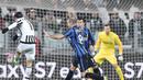 Gelandang Juventus, Hernanes, berusaha melepaskan tendangan ke arah gawang Inter Milan. Gol pertama Si Nyonya Tua pada laga ini diciptakan oleh Leonardo Bonucci pada menit ke-47. (EPA/Alessandro Di Marco)
