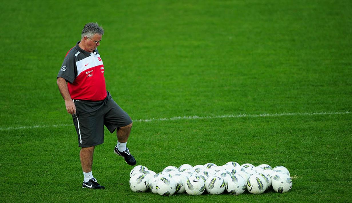 Usai menjadi caretaker di Chelsea, pelatih berusia 69 tahun itu pindah melatih timnas Turki. (AFP/Mustafa Ozer)