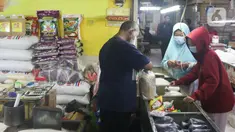 Pedagang sedang melayani pembeli di Pasar Cibubur, Jakarta, Kamis (16/6/2022). Berdasarkan pantauan di Pusat Informasi Harga Pangan Strategis Nasional (PIHPS), terpantau ada beberapa kebutuhan pokok yang harganya naik. (Liputan6.com/Herman Zakharia)