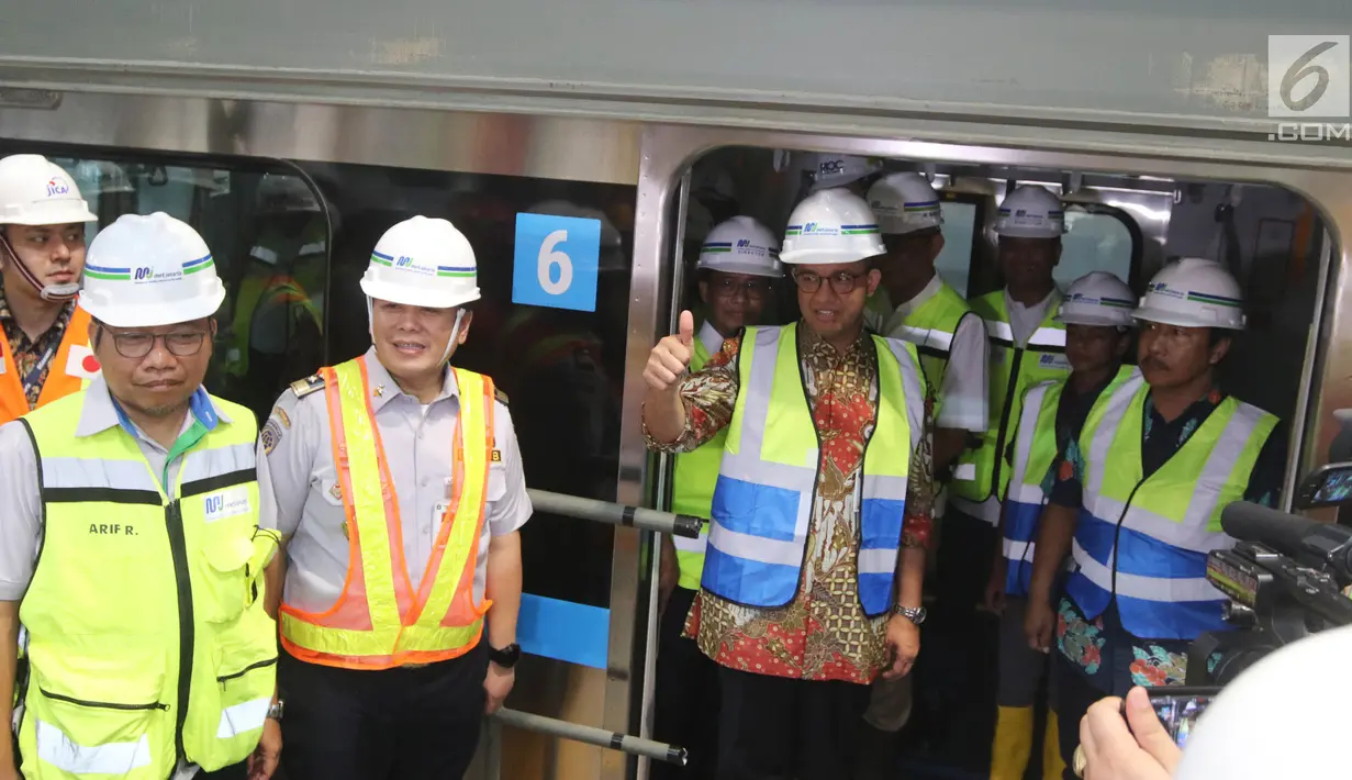 Gubernur DKI Jakarta Anies Baswedan (tengah) saat meninjau kereta MRT di Depo Lebak Bulus, Jakarta, Kamis (12/4). Sebanyak 12 gerbong MRT tahap pertama telah dikirim dari Jepang dan akan diuji coba pada pertengahan Mei nanti. (Liputan6.com/Arya Manggala)
