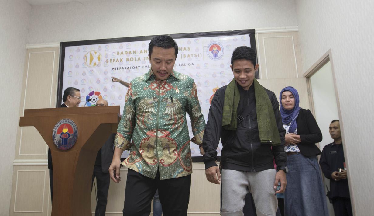 Menpora, Imam Nahrawi, bersama pesepak bola muda Indonesia, Evan Dimas, usai menggelar jumpa pers. Menpora ingatkan Evan agar selalu ingin ibadah saat berada di Spanyol. (Bola.com/Vitalis Yogi Trisna)