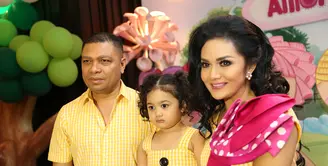 Raut wajah bahagia terlihat jelas dari wajah Krisdayanti dan Raul Lemos saat merayakan ulang tahun anaknya yang ke-4 di hotel Kristal. (Galih W. Satria/Bintang.com)