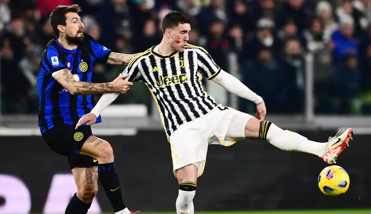 Pemain Inter Milan, Francesco Acerbi, berebut bola dengan pemain Juventus, Dusan Vlahovic, pada laga pekan ke-13 Serie A 2023/2024 di Allianz Stadium, Senin (2/11/2023). Gol Juventus dicetak oleh Dusan Vlahovic. Sementara gol Inter Milan dipersembahkan oleh Lautaro Martinez. (AFP/Marco Bertorello)