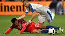 Pemain Inggris, Dele Alli (kiri), berebut bola dengan pemain Slovakia, Peter Pekarik, pada laga terakhir Grup B Piala Eropa 2016 di Stade Geoffroy-Guichard, Saint-Etienne, Selasa (21/6/2016) dini hari WIB. (AFP/Jeff Pachoud)