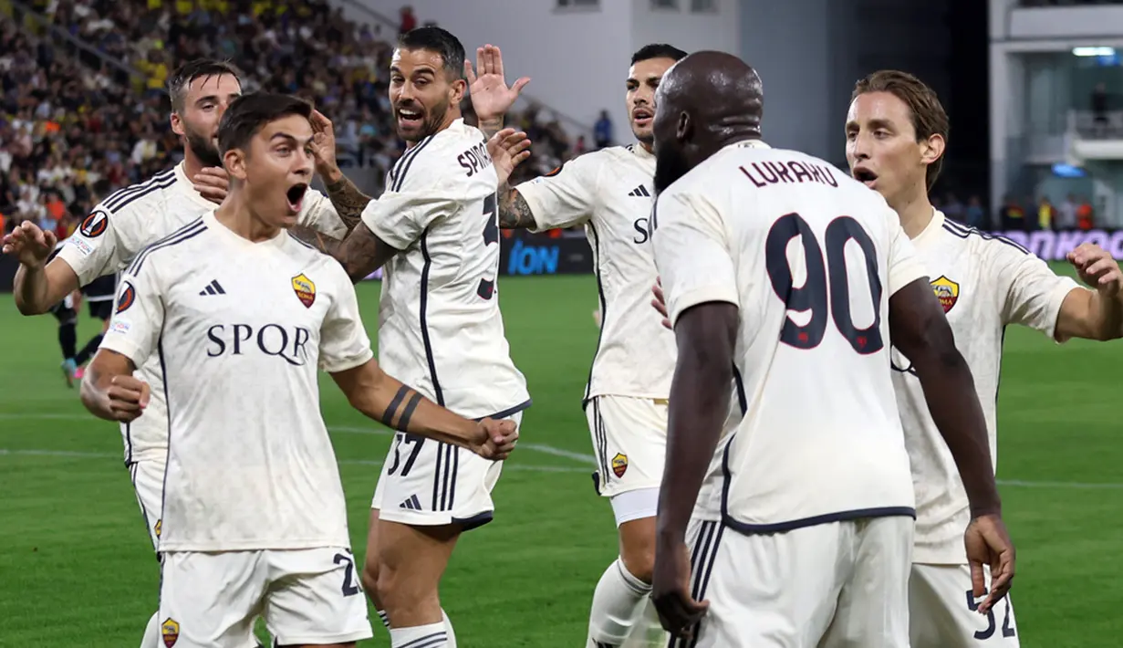 Dua menit kemudian justru AS Roma yang kembali memimpin. Kolaborasi Bryan Cristante dengan Paulo Dybala memudahkan Lukaku untuk menceploskan bola sekaligus membawa Roma memimpin lagi 2-1. (AP Photo/Aurel Obreja)