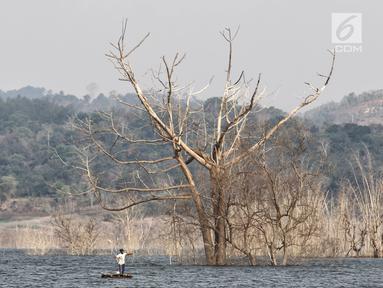 Warga menjaring ikan di Waduk Jatigede, Desa Cipaku, Sumedang, Jawa Barat, Senin  (17/9). Musim kemarau yang menyurutkan waduk Jatigede dimanfaatkan Warga untuk menjaring ikan dan mengumpulkan puing bangunan serta kayu. (Liputan6.com/Herman Zakharia)