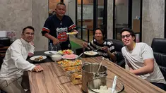 Di bulan Ramadhan tahun ini, Raffi Ahmad yang memutuskan istirahat dan tak membuat acara sendiri, rupanya tetap aktif dengan bersafari saat sahur. Meski tak setiap hari, Raffi terlihat beberapa menghabiskan waktu sahur dengan rekan artis. (Liputan6.com/IG/@raffinagita1717)