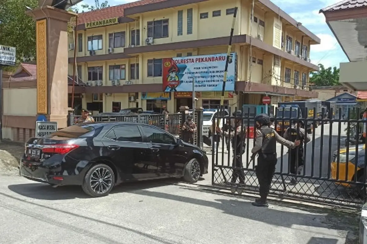 Polresta Pekanbaru memperketat pengawasan warga yang masuk sebagai antisiasi kejadian bom Polsek Astana Anyar.