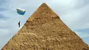 Seorang penerjun payung melayang di atas Piramida Agung dalam festival olahraga udara di Giza, Mesir, 8 November 2020. Parasut menghiasi langit Piramida Agung ketika puluhan penerjun payung kelas dunia berpartisipasi dalam festival olahraga udara ketiga pada 8-9 November. (Xinhua/Ahmed Gomaa)