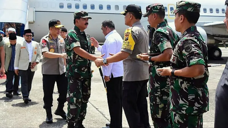 Panglima TNI Marsekal Hadi Tjahjanto dan Kapolri Jenderal Tito Karnavian mendarat di Lanud Roesmin Nurjadin Pekanbaru.